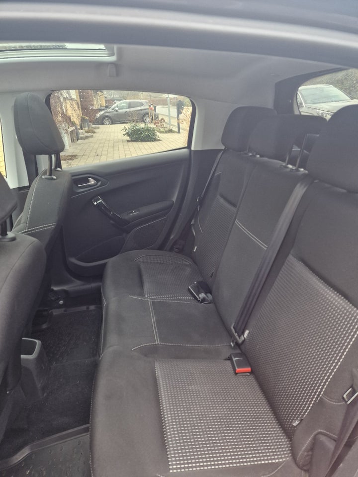 Peugeot 208 1,6 BlueHDi 100 Selection Sky 5d