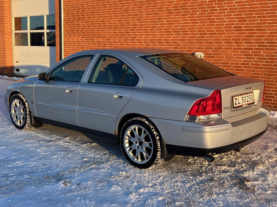 Volvo S60 2,4 170 Momentum 4d