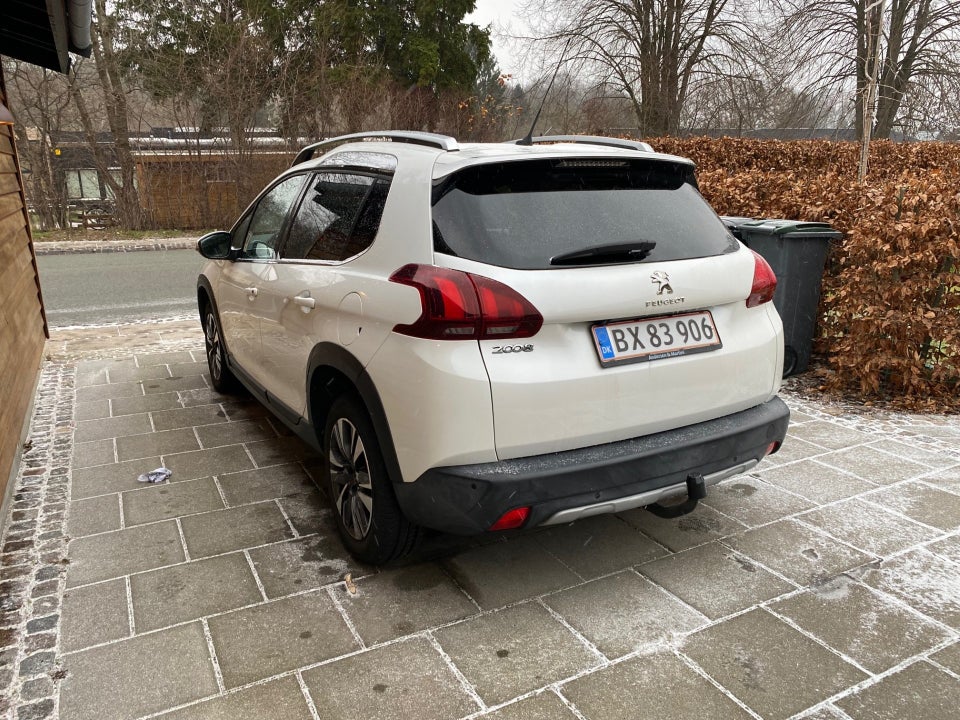 Peugeot 2008 1,2 e-THP 110 Selection Sky 5d