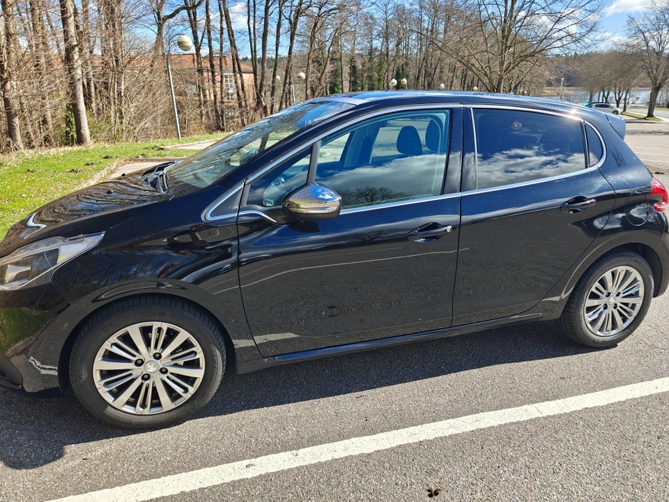 Peugeot 208 1,2 PureTech 82 Allure Sky 5d