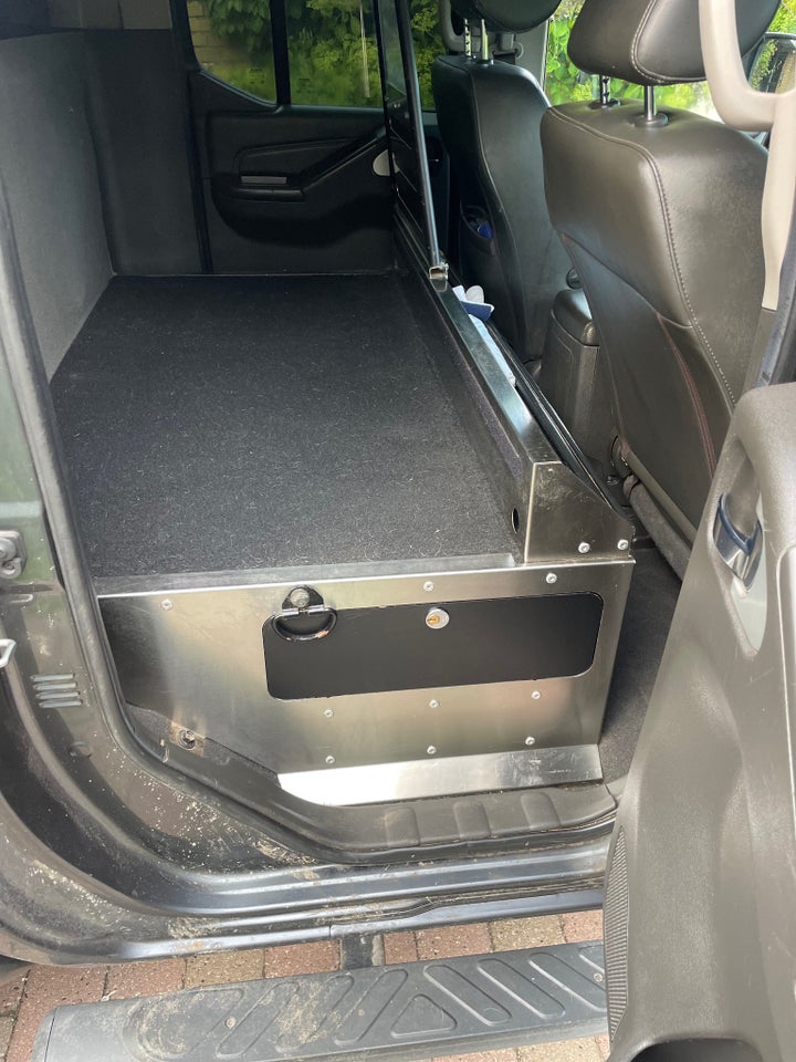 Nissan Navara 3,0 dCi 231 Db.Kab LE aut. 4d