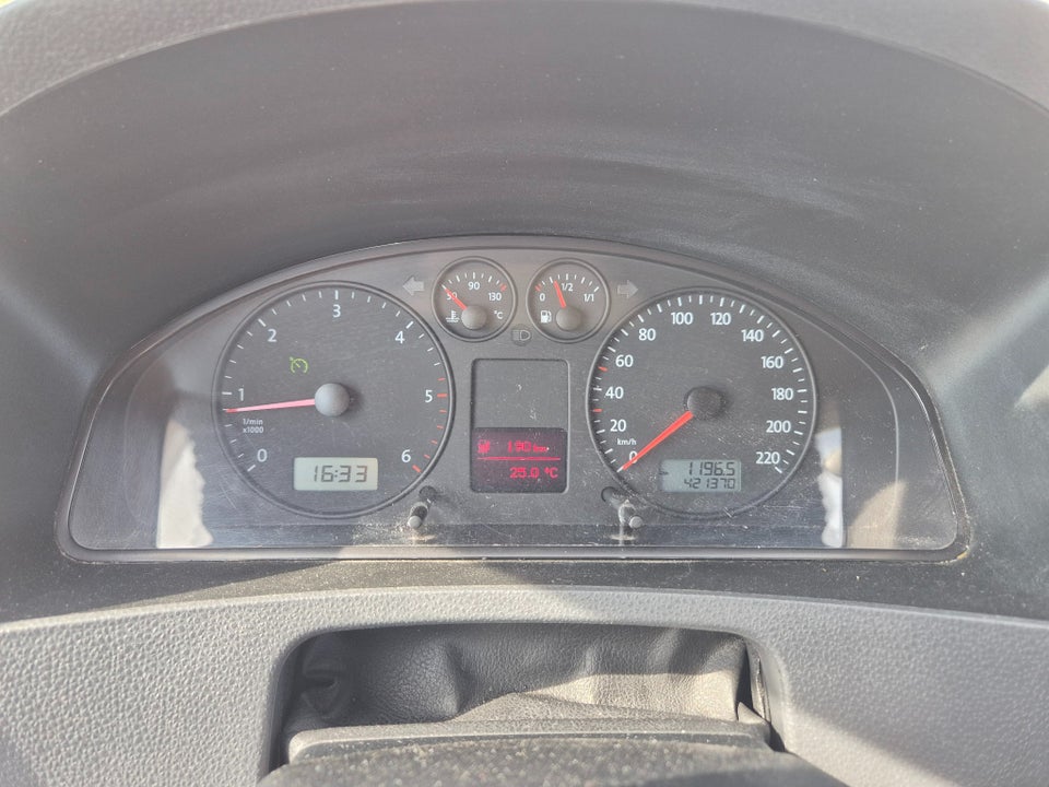 VW Transporter 2,5 TDi 174 lang 10prs 4d