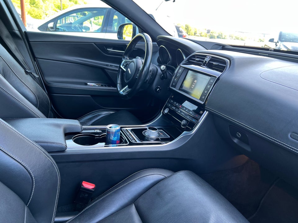 Jaguar XE 2,0 D180 R-Sport aut. 4d
