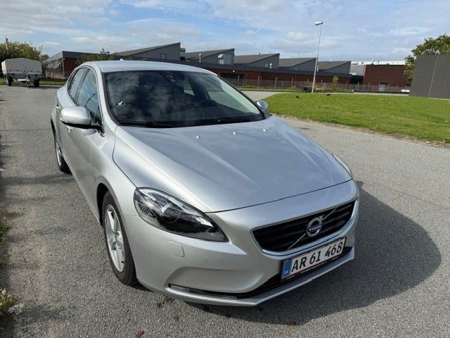 Volvo V40 1,6 T4 180 Momentum aut. 5d