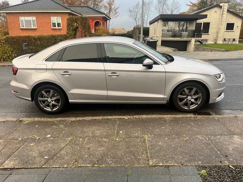 Audi A3 1,6 TDi Attraction 4d