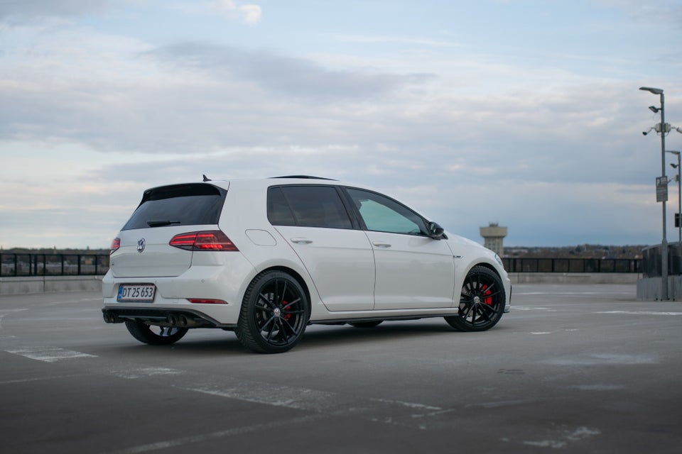 VW Golf VII 2,0 R DSG 4Motion 5d