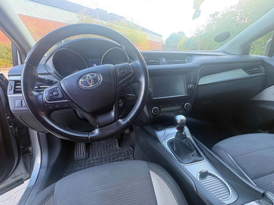 Toyota Avensis 1,8 VVT-i T2 Premium Touring Sports 5d