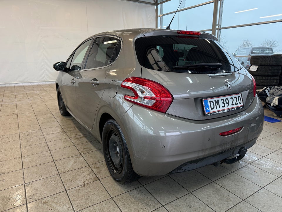 Peugeot 208 1,2 VTi Allure Sky 5d
