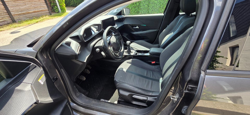 Peugeot 208 1,2 PureTech 100 Allure Sky 5d