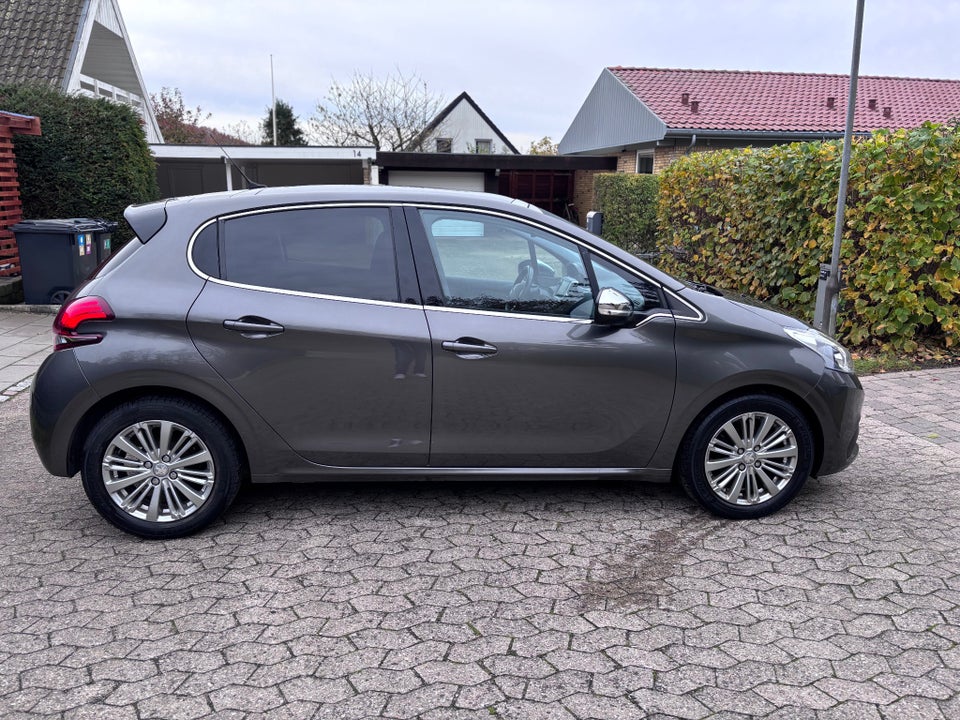 Peugeot 208 1,2 PureTech 82 Selection Sky 5d