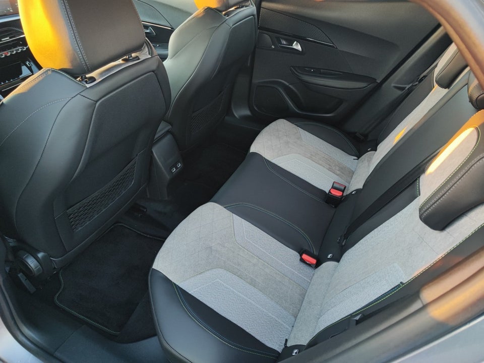 Peugeot e-2008 50 GT Pack 5d