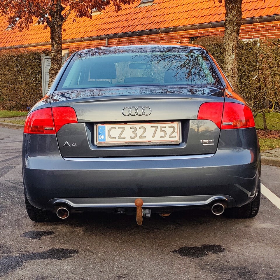 Audi A4 1,8 T 163 quattro 4d