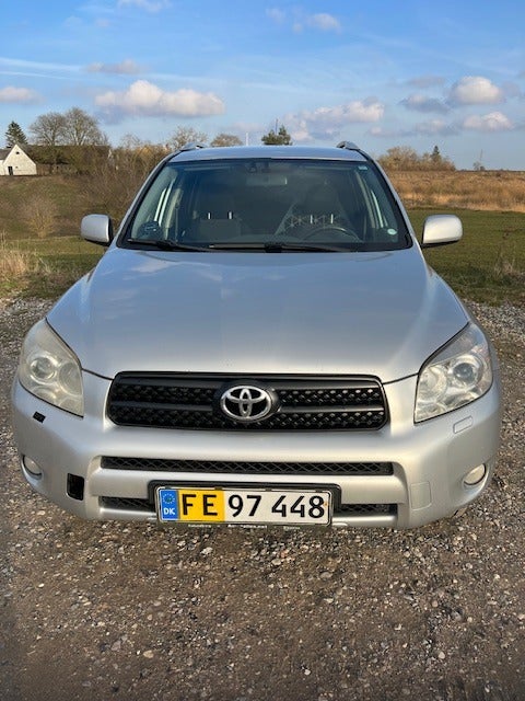 Toyota RAV4 2,2 D-4D 136 4x4 Van 5d