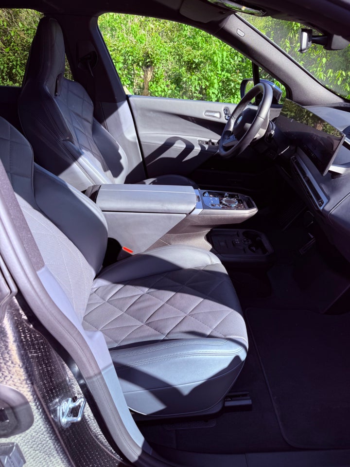 BMW iX xDrive60 Fully Charged 5d