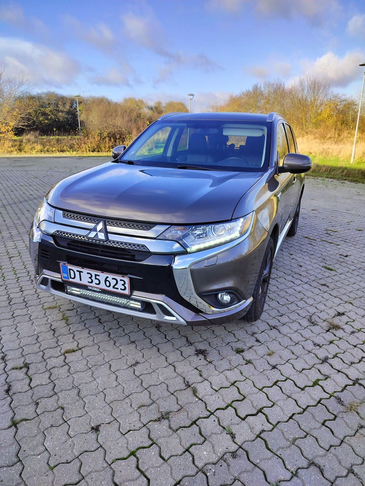 Mitsubishi Outlander 2,4 PHEV Invite CVT 4WD 5d