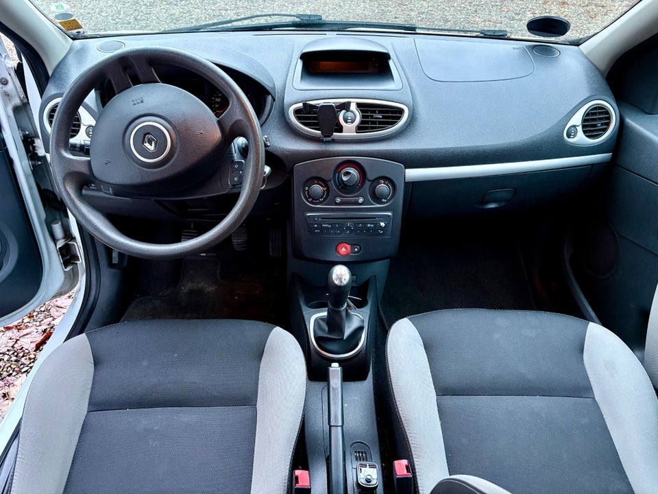 Renault Clio III 1,2 16V Authentique 5d