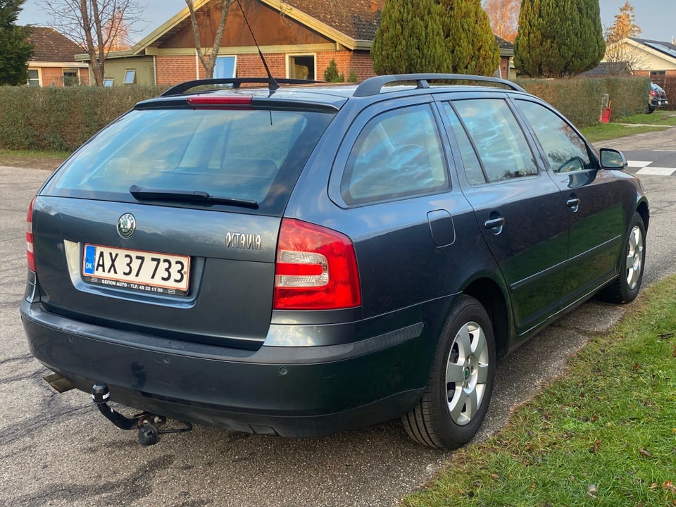 Skoda Octavia 2,0 FSi Elegance Combi aut. 5d