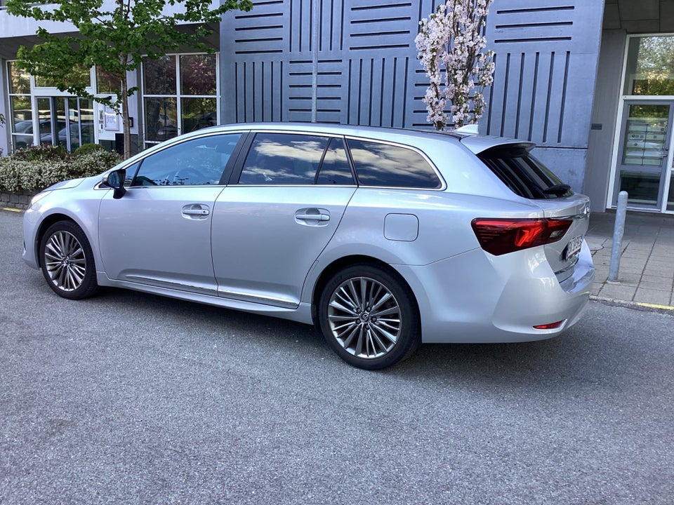 Toyota Avensis 1,8 VVT-i T1 Touring Sports 5d