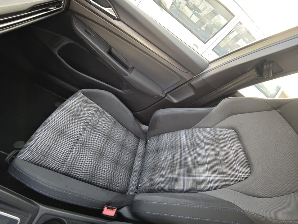 VW Golf VIII 1,4 GTE DSG 5d