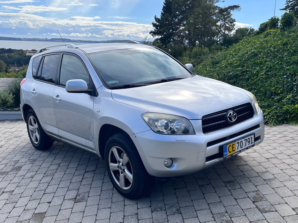 Toyota RAV4 2,2 D-CAT 177 Van 5d