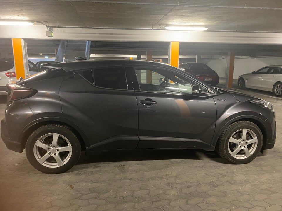 Toyota C-HR 1,8 Hybrid C-LUB Business CVT 5d