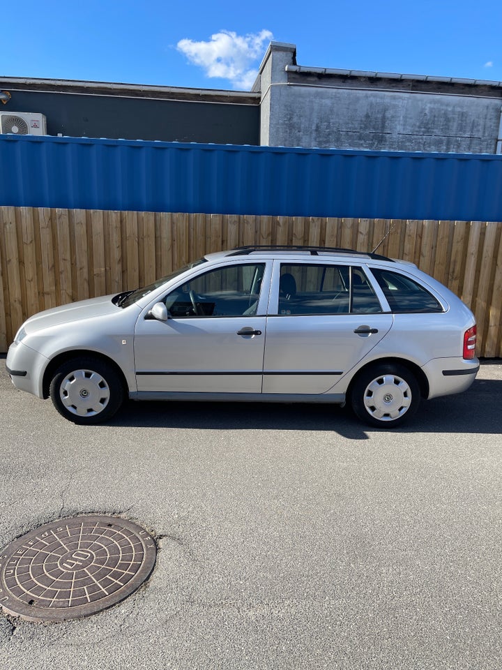 Skoda Fabia 1,4 16V 101 Ambiente Combi 5d