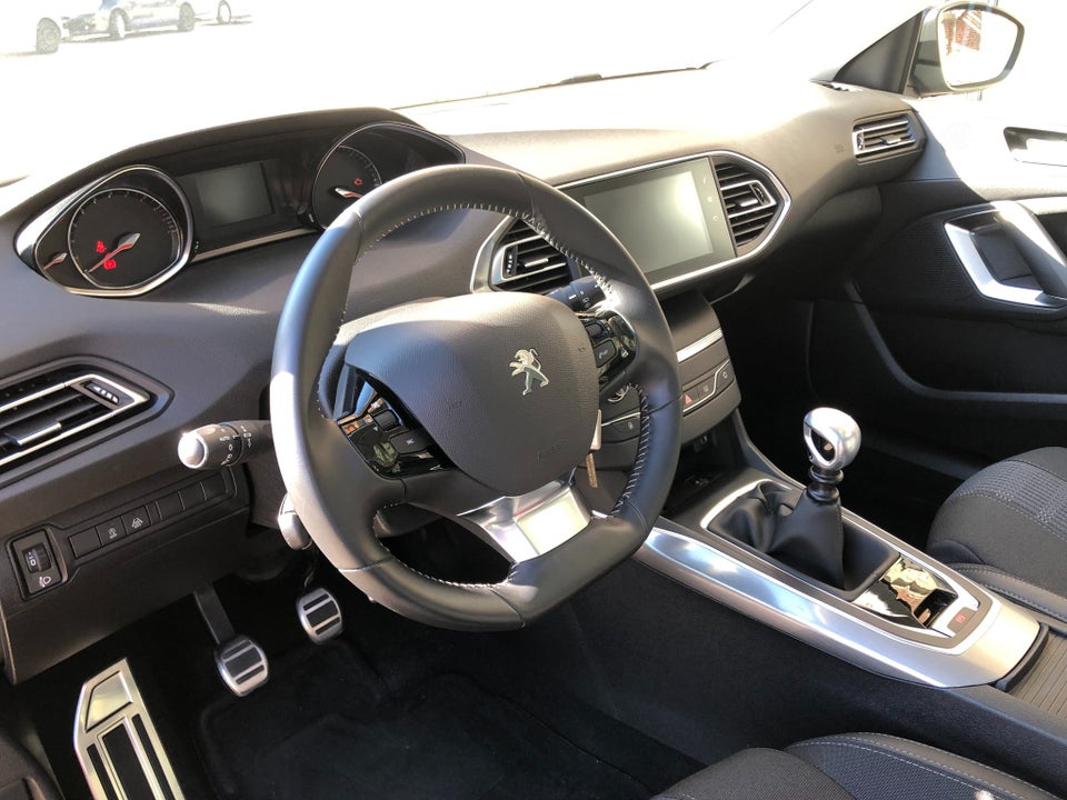 Peugeot 308 1,2 e-THP 130 Allure Sky SW 5d