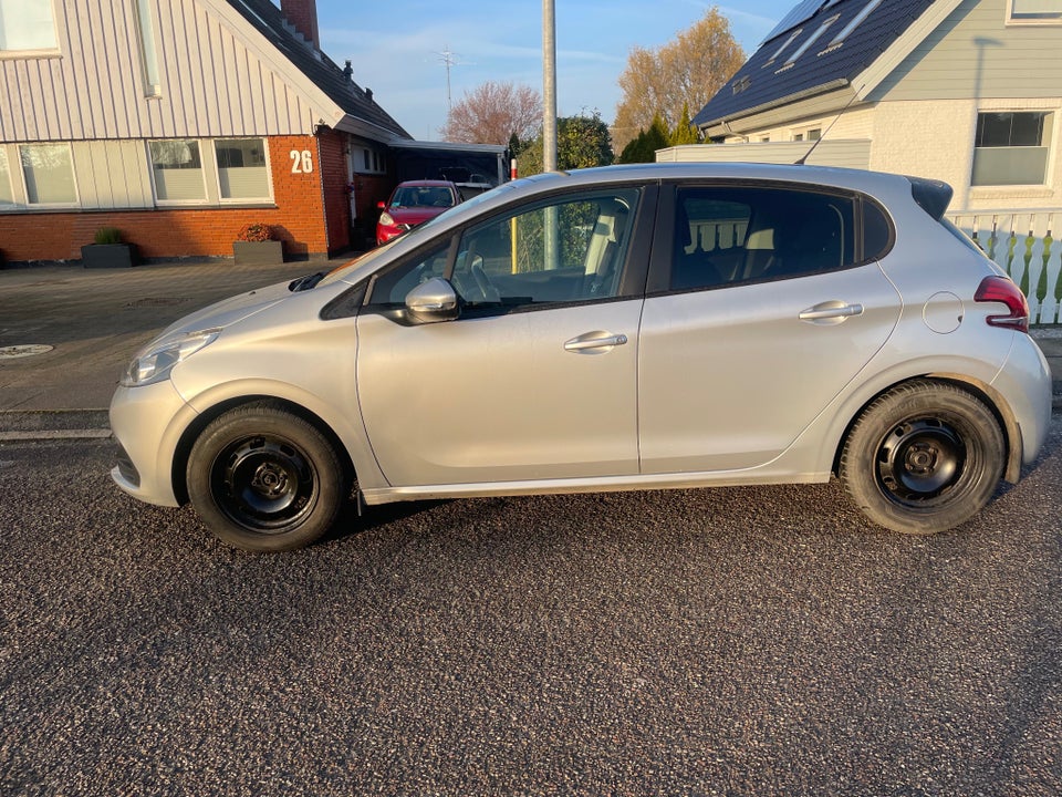Peugeot 208 1,2 VTi 82 Chili Sky+ 5d