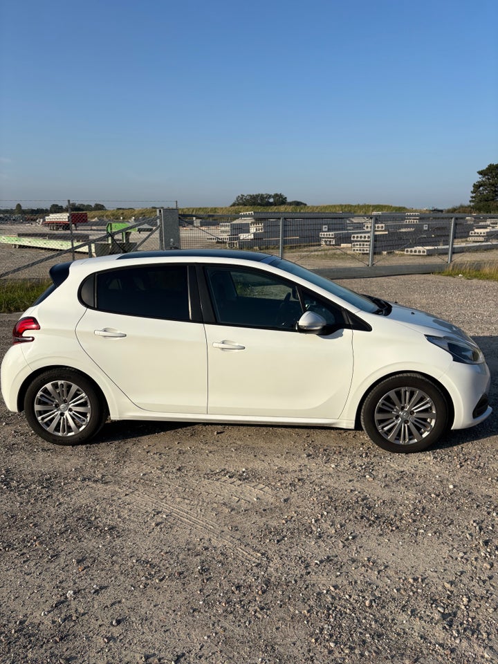 Peugeot 208 1,6 BlueHDi 100 Chili Sky 5d