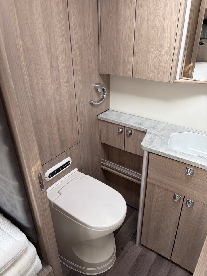 Mercedes Kabe 2,2 i810LT aut. 2d