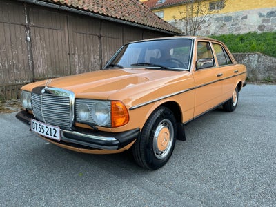 Mercedes 230 2,3 Benzin modelår 1977 km 88000 Orange ABS airbag service ok unknown, Unik én ejers Me