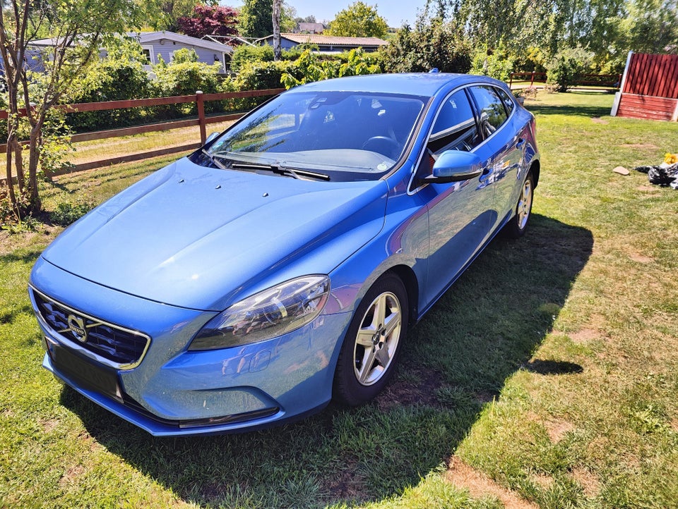 Volvo V40 2,0 D2 120 Momentum Eco 5d