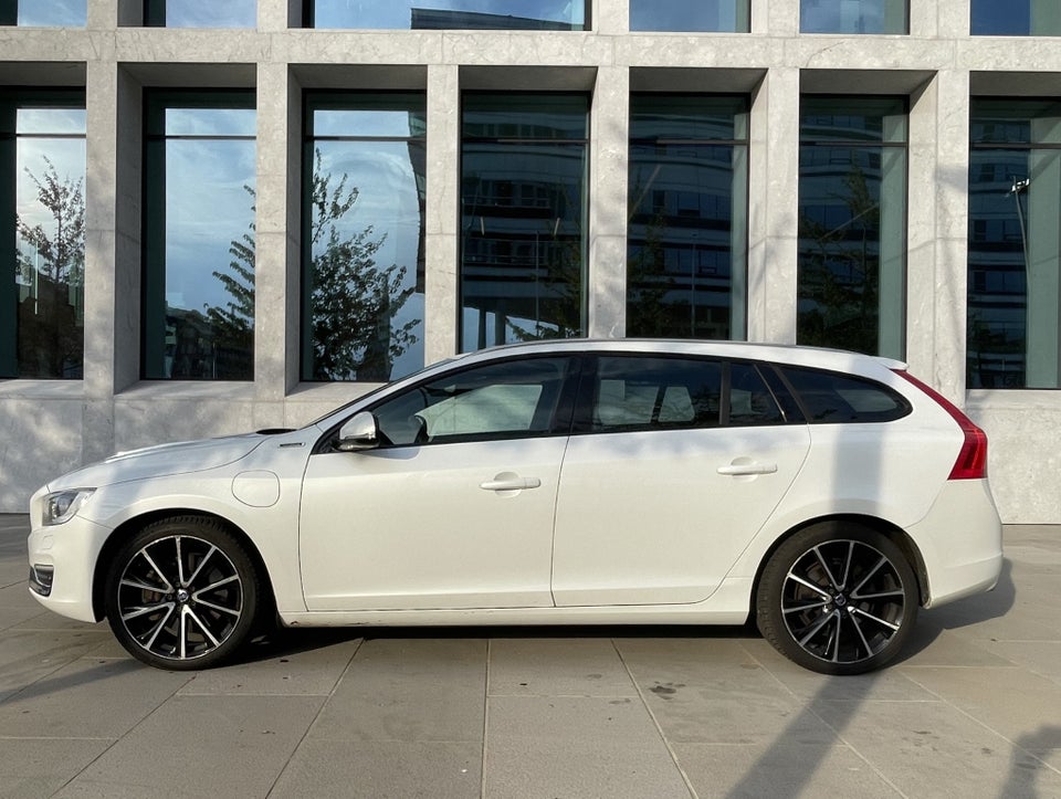 Volvo V60 2,4 D6 Plug-in Summum aut. AWD 5d