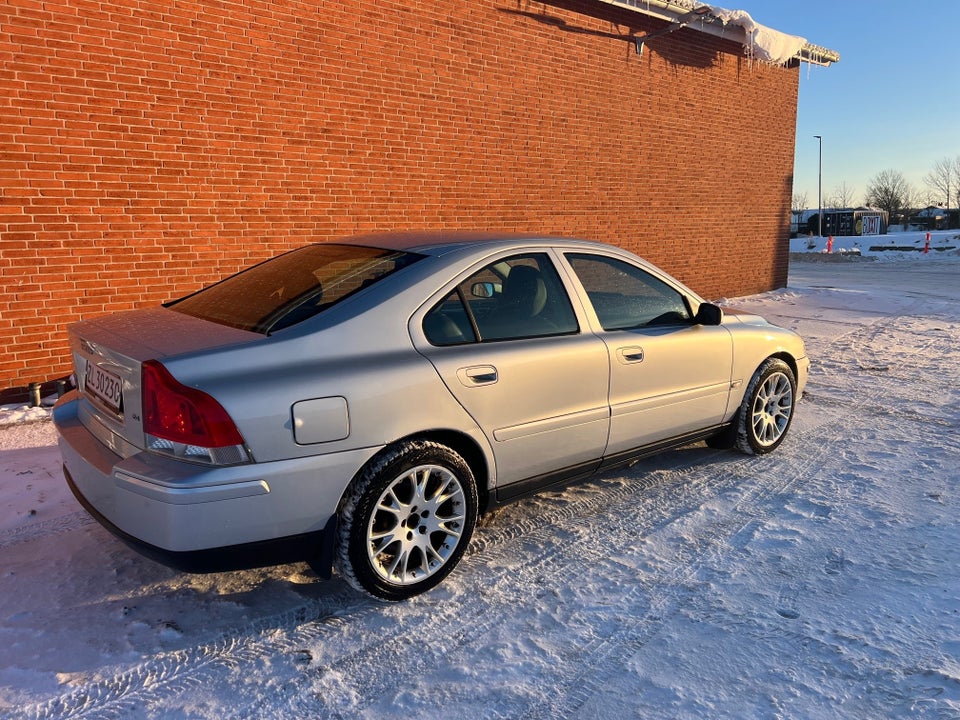 Volvo S60 2,4 170 Momentum 4d