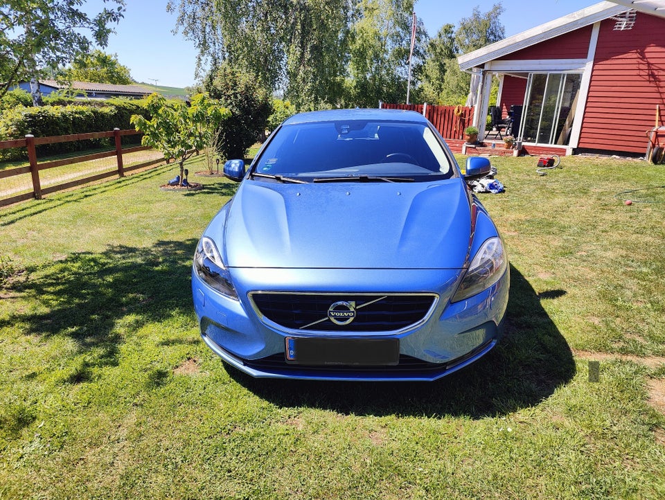 Volvo V40 2,0 D2 120 Momentum Eco 5d