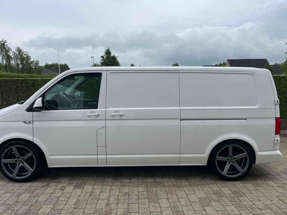 VW Transporter 2,0 TDi 150 Kassevogn lang