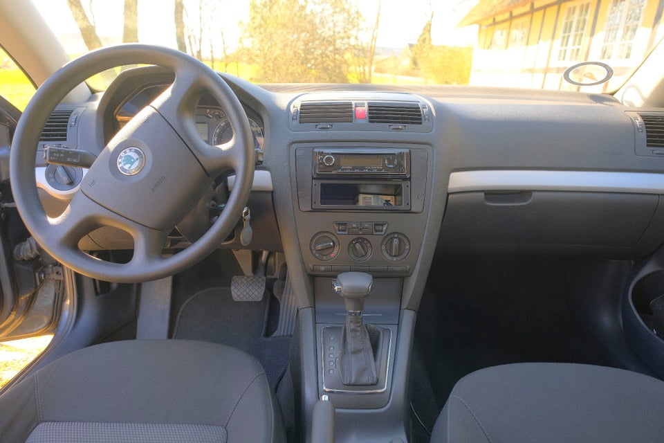 Skoda Octavia 1,6 FSi Ambiente aut. 5d