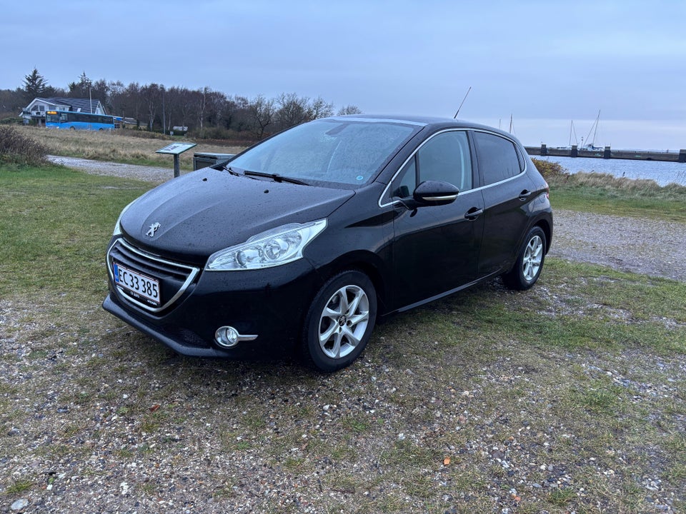 Peugeot 208 1,2 VTi Allure Sky 5d
