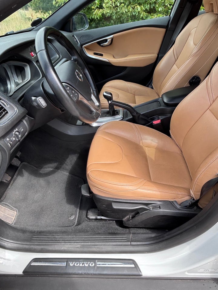 Volvo V40 CC 2,0 T3 152 Momentum 5d