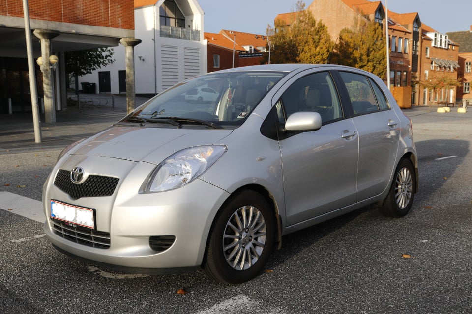 Toyota Yaris 1,3 VVT-i Terra 5d