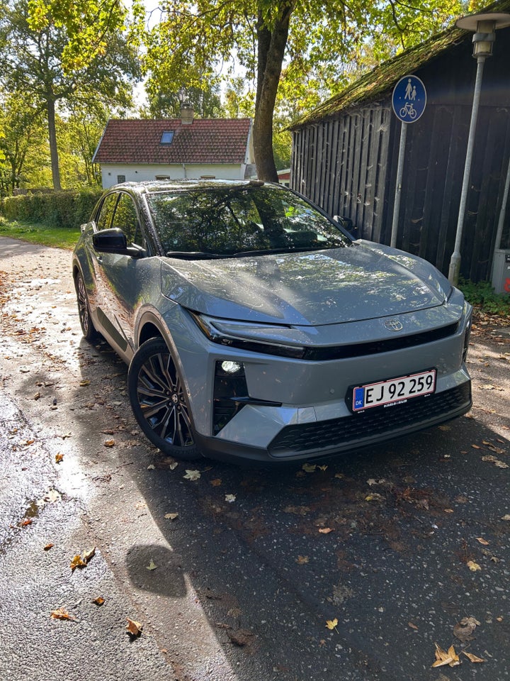 Toyota C-HR+ 77 Executive AWD 5d
