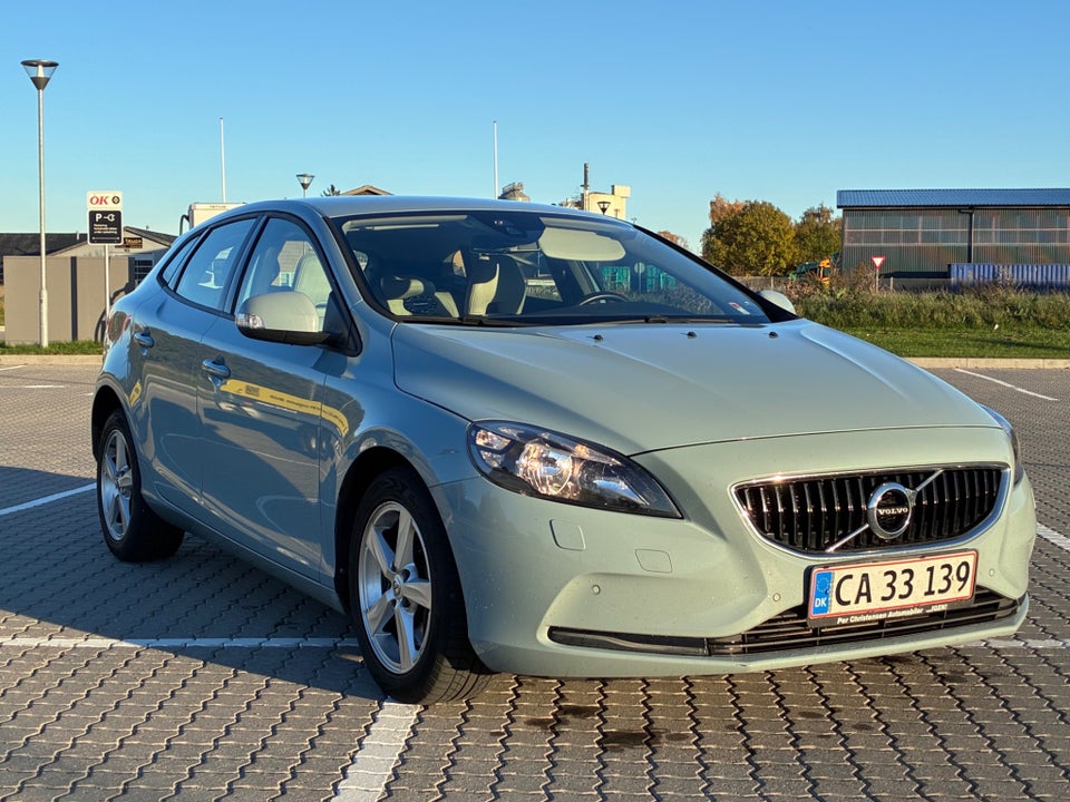 Volvo V40 2,0 D2 120 Business Summum 5d