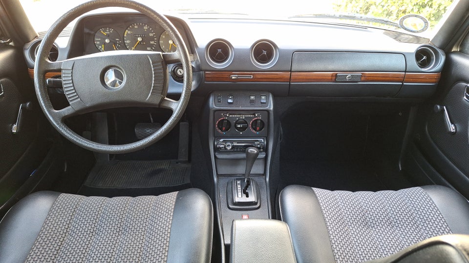 Mercedes 240 2,4 D aut. 4d