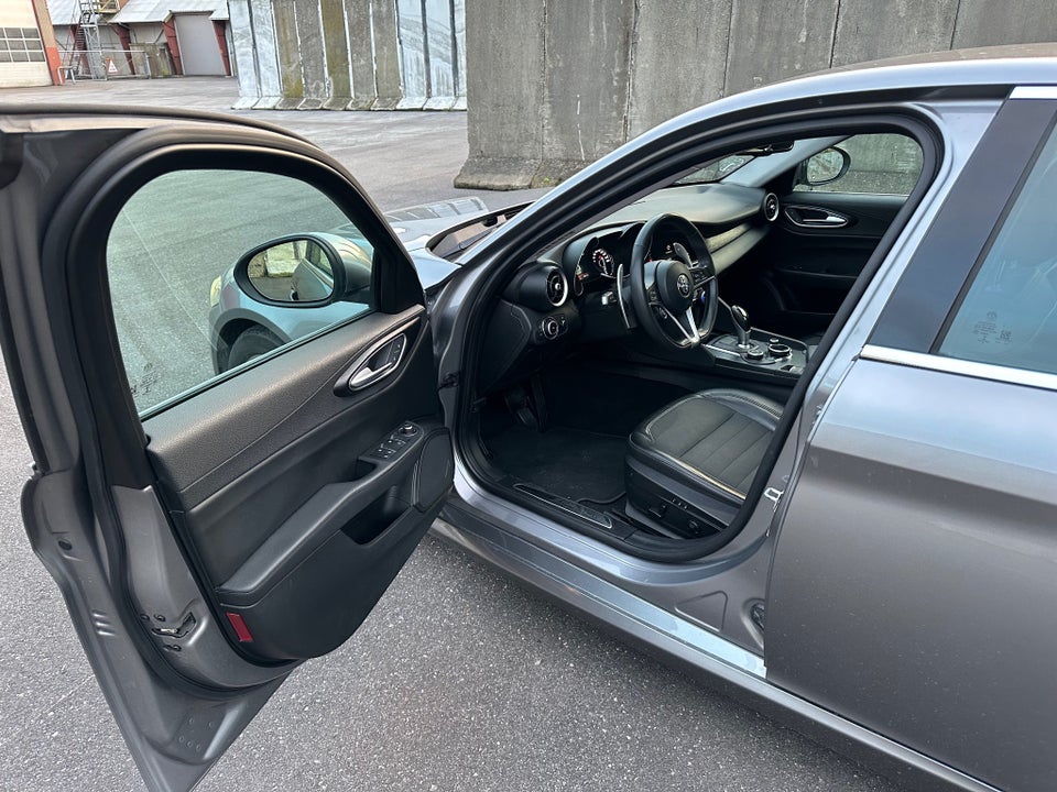 Alfa Romeo Giulia 2,2 JTD 180 aut. 4d