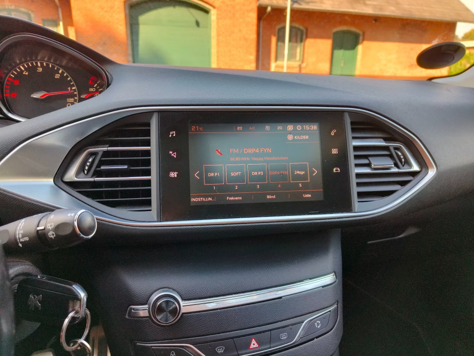 Peugeot 308 1,5 BlueHDi 130 Allure Sky 5d