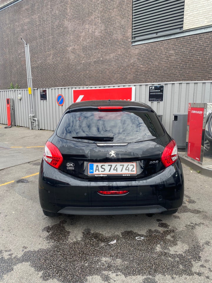 Peugeot 208 1,2 VTi Allure Sky 5d