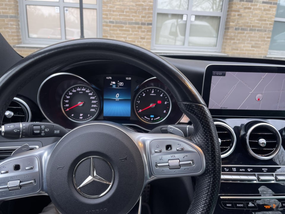 Mercedes C300 de 2,0 AMG Line stc. aut. 5d