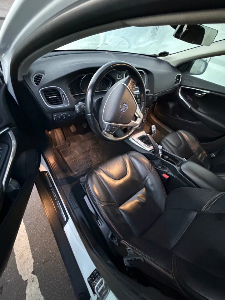 Volvo V40 CC 2,0 D3 150 Momentum 5d