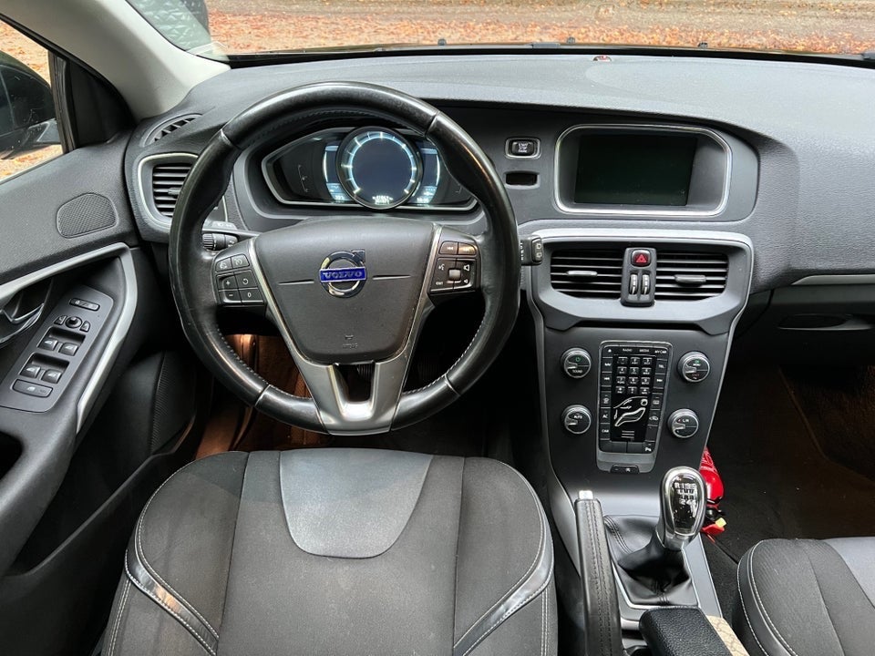 Volvo V40 1,6 D2 115 Momentum 5d