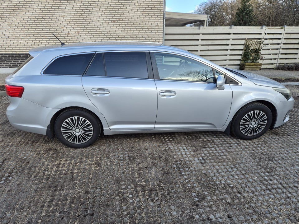 Toyota Avensis 2,0 D-4D T2 Premium stc. 5d